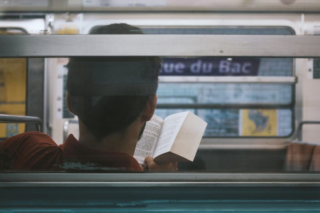 Lector descubriendo una novela en un entorno cotidiano, ejemplo de marketing editorial orientado a conectar libros y audiencias